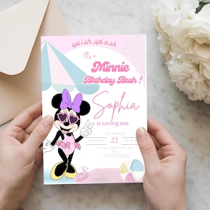 Könnte beinhalten: Eine Geburtstagseinladung mit Minnie Mouse, gehalten von Händen. Die Einladung zeigt Minnie mit Sonnenbrille, rosa Badeanzug und lila Schleife. Der Text enthält "Minnie Birthday Bash!" und "Sophia is turning two".