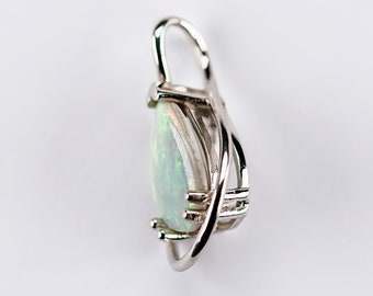 Op de afbeelding: Een zilveren hanger met een peervormige opaal edelsteen. De opaal heeft een witte basis met groene en blauwe schittering.