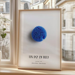 Un Po' di Blu Poster – Abstrakter Kunstdruck von Muse Parisien – Blaue minimalistische Wandkunst