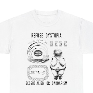 Könnte beinhalten: Ein weißes kurzärmeliges T-Shirt mit einem schwarzen Grafikdruck. Das Design enthält den Text REFUSE DYSTOPIA und ECOSOCIALISM OR BARARISM, ein kreisförmiges Diagramm mit der Aufschrift THE CYCLE OF LIFE, vier Sanduhr-Symbole und eine Frauenfigur.
