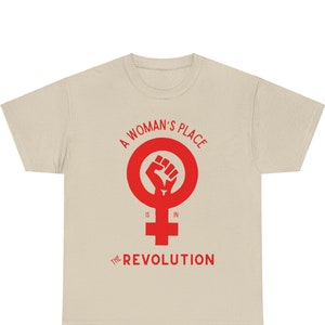 Revolutionäres feministisches T-Shirt - Der Platz einer Frau ist in der Revolution Sand