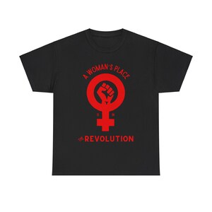 Revolutionäres feministisches T-Shirt - Der Platz einer Frau ist in der Revolution Black