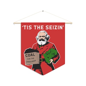 Puede incluir: Bandera roja con el texto "'TIS THE SEIZIN'" y una ilustración de un hombre con abrigo rojo sosteniendo una bolsa de carbón y un regalo verde. La bolsa de carbón dice "COAL FOR THE LANDLORDS".