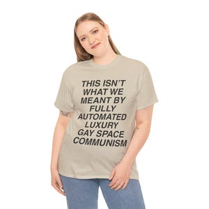 T-shirt gay de luxe communisme spatial, parodie du tourisme spatial anti-milliardaire, fierté LGBT, gauchiste, t-shirt Doomcore drôle, socialiste drôle image 7