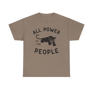 Tutto il potere al popolo, maglietta del Black Panther Party, socialismo di sinistra, socialista, liberazione nera, antimperialismo, anticolonialismo, maglietta regalo Brown Savana