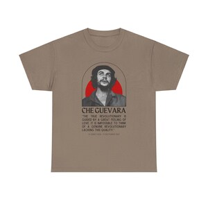 Camiseta del Che Guevara, amor revolucionario, marxista, comunista, socialista, socialismo, revolución, anticapitalista, antiimperialista, Cuba. Brown Savana