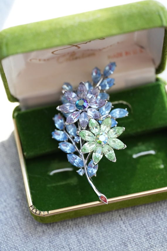 Vintage trifari green blue floral brooch pin