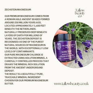 Puede incluir: Un tarro redondo de b&aacute;lsamo de magnesio Sacred Sleep de Tallow Beauty Co. con tapa negra y etiqueta morada, que incluye texto sobre el magnesio Zechstein y el sitio web. El tarro se muestra sobre un fondo de flores de lavanda moradas.