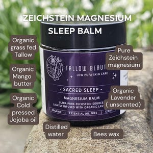Puede incluir: Un tarro de 120 ml de b&aacute;lsamo de magnesio Tallow Beauty Sacred Sleep con tapa negra y etiqueta morada. El texto incluye ZEICHSTEIN MAGNESIUM SLEEP BALM, TALLOW BEAUTY e ingredientes como sebo org&aacute;nico, manteca de mango, aceite de jojoba y cera de abejas.