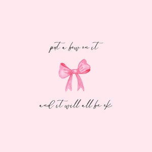 以下が含まれることがあります： ピンクの水彩画のリボンに「put a bow on it and it will all be ok」というテキストと、下部に「@bea.paper.co」というテキストが書かれています。