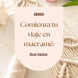 Puede incluir: Una portada de ebook con el título "Comienza tu viaje en macramé: Guía básica" en texto marrón sobre un fondo beige. La imagen presenta detalles de macramé, tulipanes rosas y el texto "Mágico Macramé by Gris".
