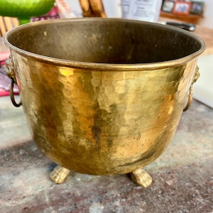 Maceta de latón con cabeza de león vintage
