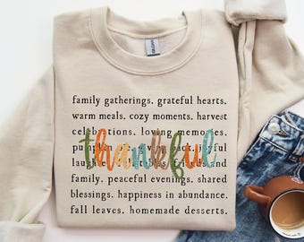 Puede incluir: Una sudadera beige con el texto "family gatherings. grateful hearts. warm meals. cozy moments. harvest celebrations. loving memories. pumpkin pie. joyful laughter. tables filled and family. peaceful evenings. shared blessings. happiness in abundance. fall leaves. homemade desserts."