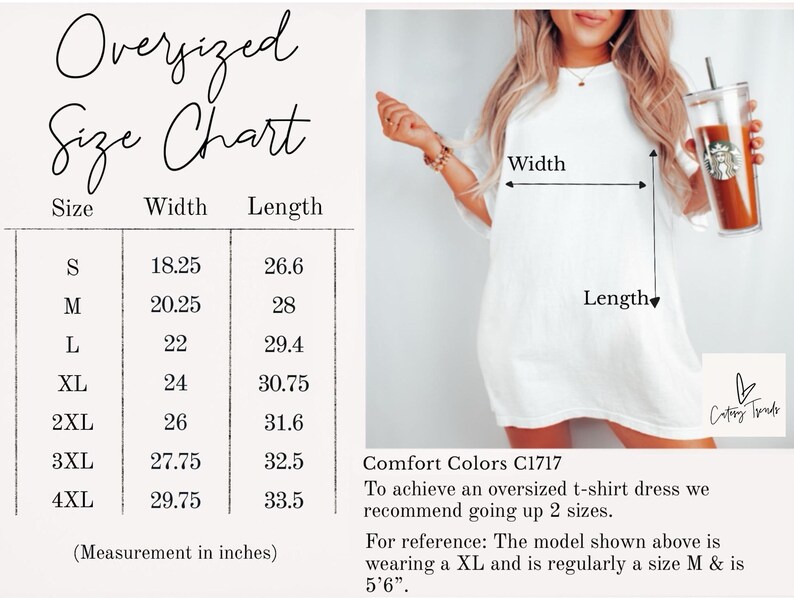 Pu&ograve; includere: Tabella delle taglie per un abito t-shirt oversize. La tabella mostra le misure di larghezza e lunghezza in pollici per le taglie dalla S alla 4XL. La tabella include anche una foto di una modella che indossa l'abito in taglia XL. Il testo sulla tabella recita "Comfort Colors C1717" e "Per ottenere un abito t-shirt oversize, si consiglia di salire di 2 taglie. Per riferimento: La modella mostrata sopra indossa una XL e normalmente indossa una taglia M e misura 1,68 m."