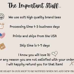 Pu&ograve; includere: Una grafica con testo che recita "The Important Stuff..." e elenca informazioni sulle politiche del negozio. Il testo include: "We use soft high quality brand tees", "Processing time 1-3 business days", "Prints and ships from the USA", "Ship time is 1-7 days", "I know you will love it!", "If for any reason you are not satisfied with your order, I will happily refund you for that item!" e "Xoxo".