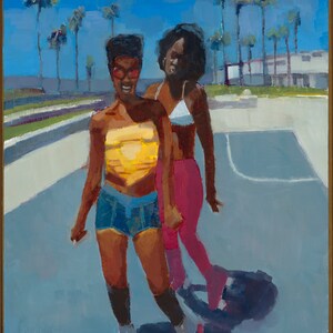 Könnte beinhalten: Zwei Frauen in Rollschuhen, eine in einem gelben Tanktop und blauen Shorts, die andere in einem rosa Oberteil und einer Hose, fahren auf einer asphaltierten Fläche mit Palmen im Hintergrund.
