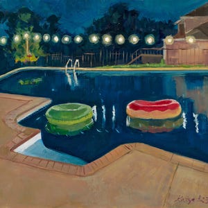 Puede incluir: Una pintura de una piscina por la noche con luces de cadena colgando por encima. Hay dos flotadores de piscina inflables en el agua, uno verde y otro rojo.