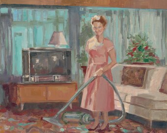 Könnte beinhalten: Eine Frau in einem rosa Kleid saugt einen gemusterten Teppich in einem Wohnzimmer. Hinter ihr steht ein Fernseher auf einem Schrank, und rechts befindet sich eine Couch.