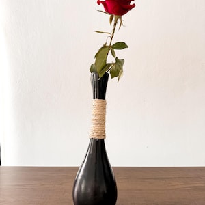 Handmade Barro Negro Stem Vase – Oaxacan Black Clay Pottery – Glossy Rustic Vase – Artisan Floral Display – Unique Home Decor