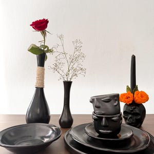 Handmade Barro Negro Stem Vase – Oaxacan Black Clay Pottery – Glossy Rustic Vase – Artisan Floral Display – Unique Home Decor