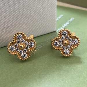Authentic VCA Vintage Alhambra earringsAuthenticated with Certificate paper