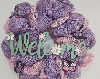 Ghirlanda di benvenuto primaverile / Ghirlanda decorativa in rete rosa e viola / Ghirlanda con farfalle per la porta d'ingresso / Cartello di benvenuto floreale / Decorazioni pasquali