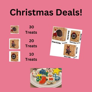 Op de afbeelding: Kerstgeschenkenboxen in drie maten, 10, 20 en 30 stuks. De dozen zijn bruin met een feestelijk ontwerp en een transparant venster om de geschenken in de doos te zien. De dozen staan naast een bord met gedecoreerde kerstkoekjes.