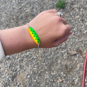 Handgemachtes Forellenköder Armband - Rustikaler Angelschmuck