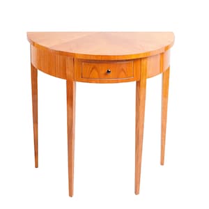 Könnte beinhalten: Ein halbrunder Holztisch mit einer Schublade und drei Beinen. Der Tisch ist aus hellem Holz mit einer natürlichen Oberfläche.