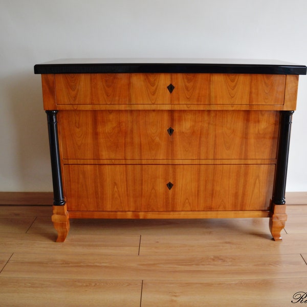 Commode style Biedermeier - cerisier, haute brillance, colonnes noires - par Retroles - fabricant de meubles stylisés sur mesure