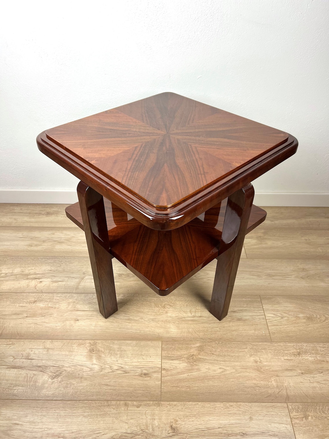 Vitrine Art Déco En Noyer Massif – Rétrolès – 4 étagères 2 Tiroirs – Hauteur 207 Cm – Neuf