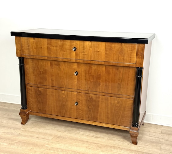 Cassettiera in stile Biedermeier colonne in ciliegio, lucido