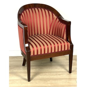 Elegant classic-style armchair for the living room, veneered in walnut and finished in high gloss