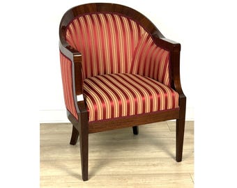 Elegant classic-style armchair for the living room, veneered in walnut and finished in high gloss