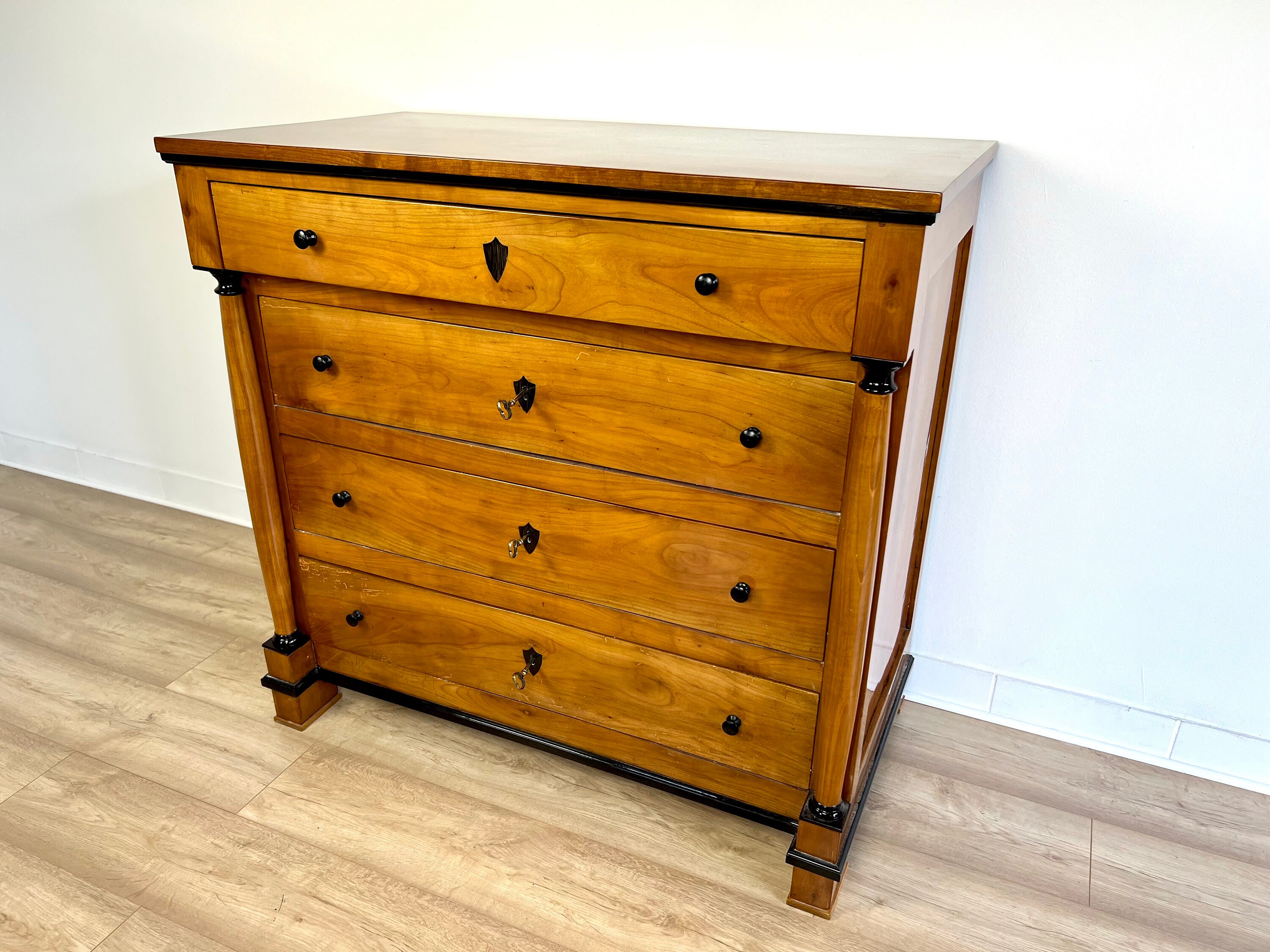 Buffet Biedermeier en Bois de Cerisier Élégant de Retroles - Fabricant de Meubles en Bois Massif sur Mesure - France