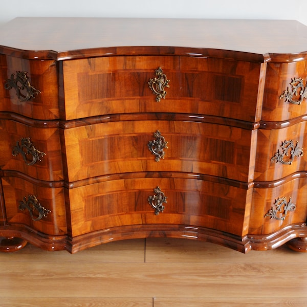 Commode baroque en bois de noyer, richement ornée d'incrustations - commode de style antique.