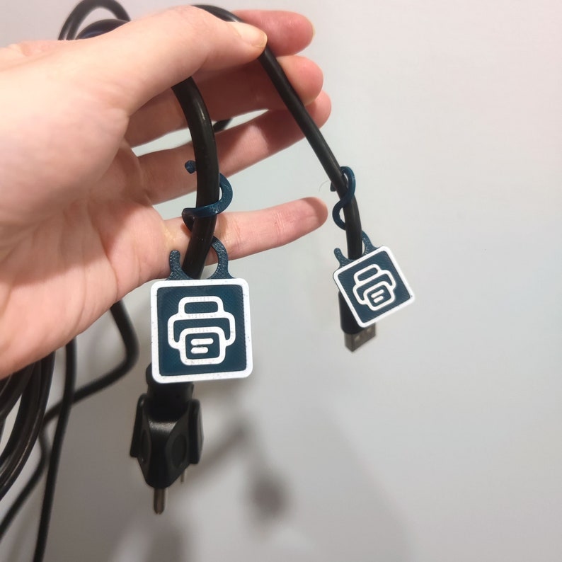 Customizable 3D Printed Cable Labels Easily Identify Cables for TV