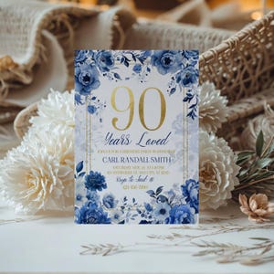 Invitación de 90 cumpleaños, 90 años de amor, floral azul rey, ideal para celebraciones importantes, personalizable, Jettemplate