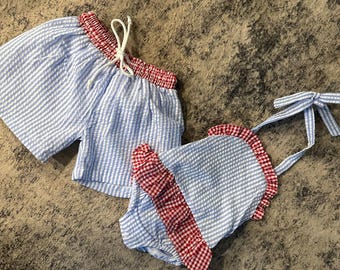 Rode en blauwe seersucker-badpakken | Babyzwemkleding met monogram | Gepersonaliseerde peuterbadpak | Zomerbaby-outfit | Aangepast zwemmen