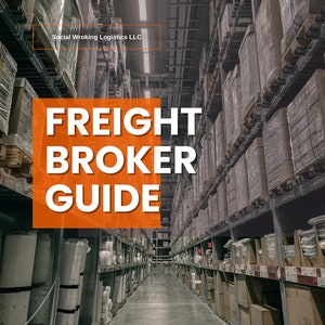 Könnte beinhalten: Ein Lagergang mit Regalen, die hoch mit Kartons gefüllt sind. Der Text "FREIGHT BROKER GUIDE" ist in großen orangefarbenen Buchstaben an einer Wand angebracht.