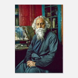 Może przedstawiać: Portret mężczyzny z długą białą brodą i włosami, ubranego w ciemnoniebieską szatę. Siedzi na tle kolorowego tła z czerwonymi i niebieskimi akcentami. Obraz ma estetykę vintage.