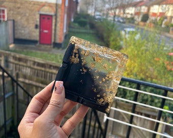 Cenicero de resina medio dorado hecho a mano