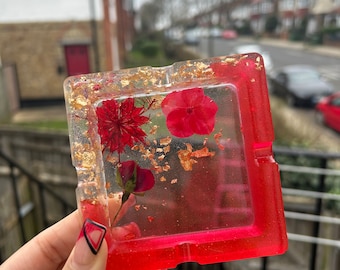Cenicero de resina floral hecho a mano