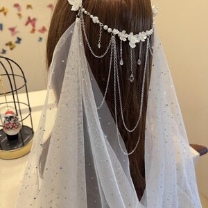 K&ouml;nnte beinhalten: Wei&szlig;er Braut Schleier mit einem zarten Blumen- und Schmetterlings Haarschmuck mit einer silbernen Kette und Perlen Akzenten.