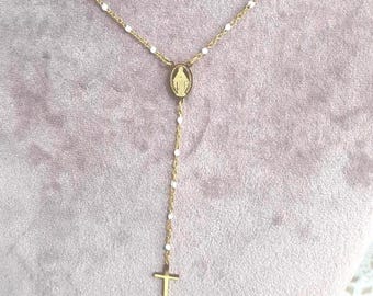 Collier chapelet acier inoxydable doré – Perles blanches croix & Sainte Vierge – Bijou religieux élégant – Cadeau spirituel femme