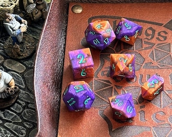 Arancione e Viola | Set di dadi in resina fatti a mano, Bordati, Dungeons and Dragons, D&D, DnD, RPG, TTRPG, Pathfinder