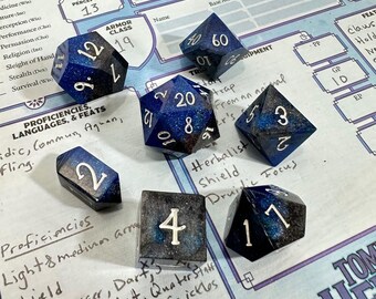 Blu e grigio | Set di dadi in resina fatti a mano, bordi taglienti, Dungeons and Dragons, D&D, DnD, RPG, TTRPG, Pathfinder