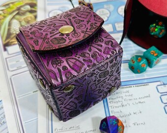 Piccola scatola per dadi in pelle D6, conservazione sicura con rivetti decorativi, accessorio D&D, cubo artigianale per lancio di dadi