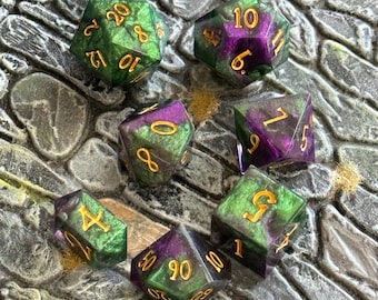 Verde e viola | Set di dadi in resina fatti a mano, bordi taglienti, Dungeons and Dragons, D&D, DnD, RPG, TTRPG, Pathfinder