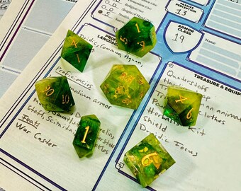 Verde e giallo | Set di dadi in resina fatti a mano, bordi taglienti, Dungeons and Dragons, D&D, DnD, RPG, TTRPG, Pathfinder